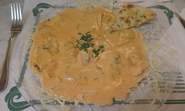 Ravioli con salsa del Chef Pedro en Pinocho, Ibiza.