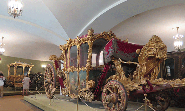 Uno de los impresionantes carruajes expuestos en la Armería