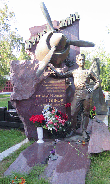 Monumental lápida en honor a un aviador