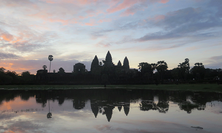 La estampa típica y soñada: El amanecer frente a Angkor Wat