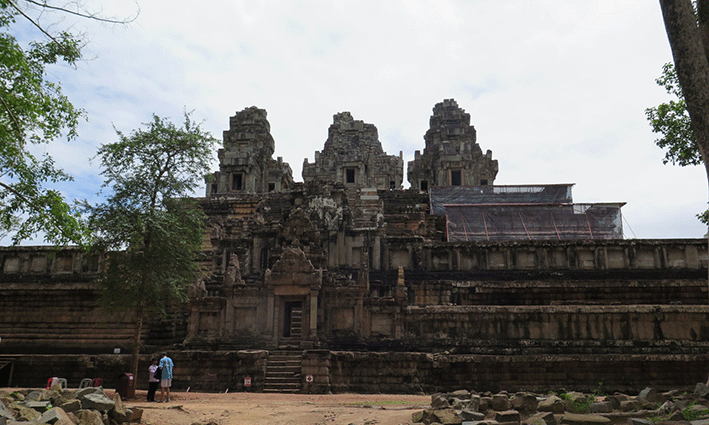 Subir las empinadas escaleras de Ta Keo es una tarea reservada sólo para verdaderos viajeros