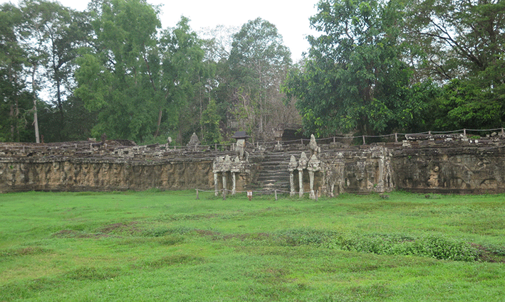 Numerosos elefantes decoran los bajos de esta terraza