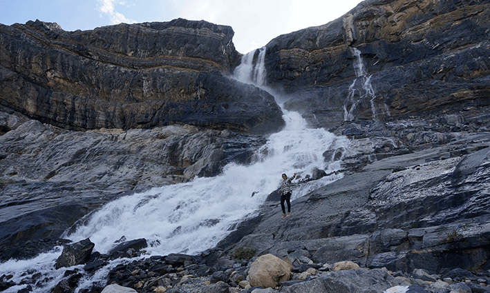 Bow Falls. Ir en verano implica ver las cascadas fluir en todo su esplendor